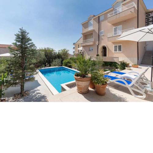 Apartments Botanica with Pool