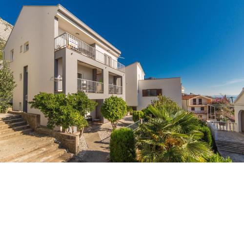 Apartments by the sea Brist, Makarska - 11078
