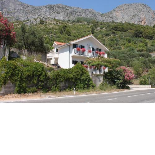 Apartments by the sea Brist, Makarska - 6813