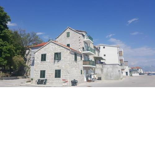 Apartments by the sea Kastel Kambelovac, Kastela - 17188