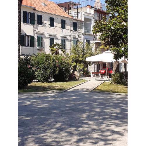 Apartments by the sea Kastel Kambelovac, Kastela - 18267