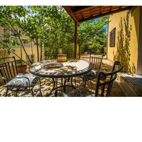 Apartments Mana - 250 m from sea