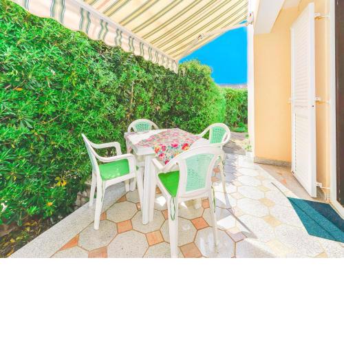 Apartments Mary, Novalja near the beach