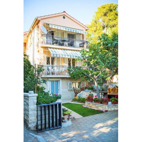 Apartments near the sea with a beautiful garden AE1577