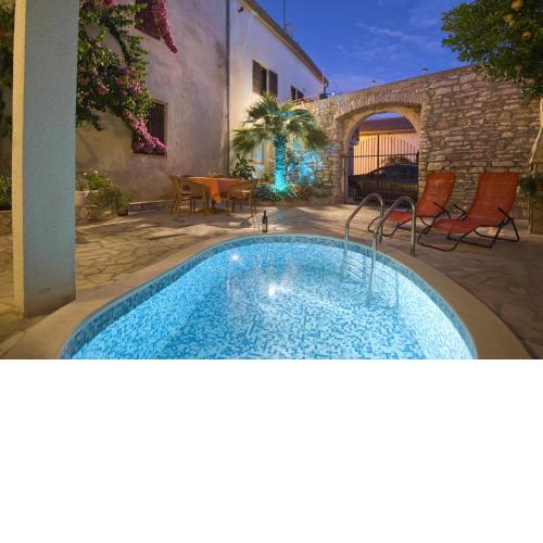 Apartments Sam - central with pool