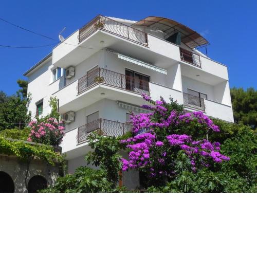 Apartments STANIĆ - apartments with a view of the sea and sandy beach !