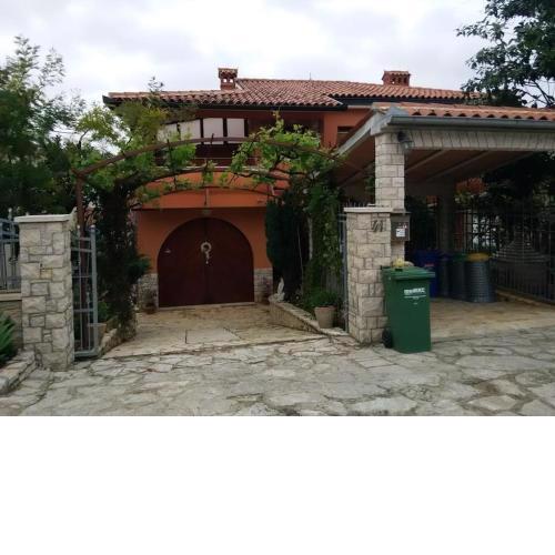 Apartments with a parking space Banjole, Pula - 17398
