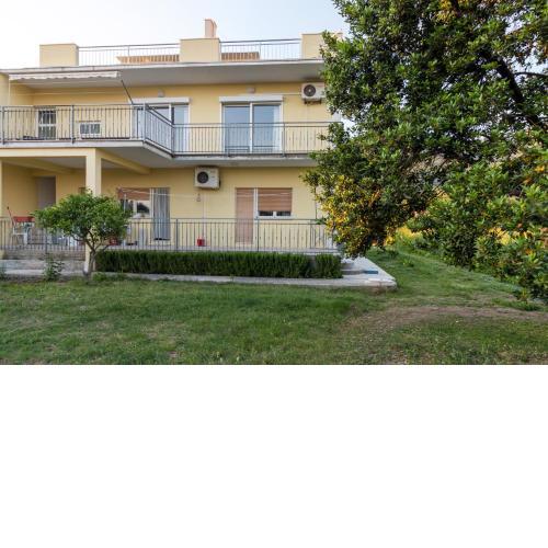 Apartments with a parking space Kastel Kambelovac, Kastela - 11678