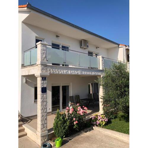 Apartments with a parking space Kastel Kambelovac, Kastela - 15480