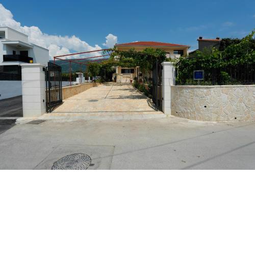 Apartments with a parking space Kastel Kambelovac, Kastela - 20993