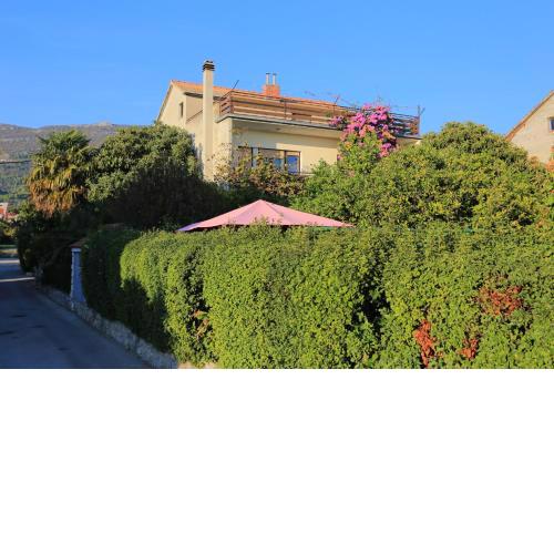Apartments with a parking space Kastel Luksic, Kastela - 13734