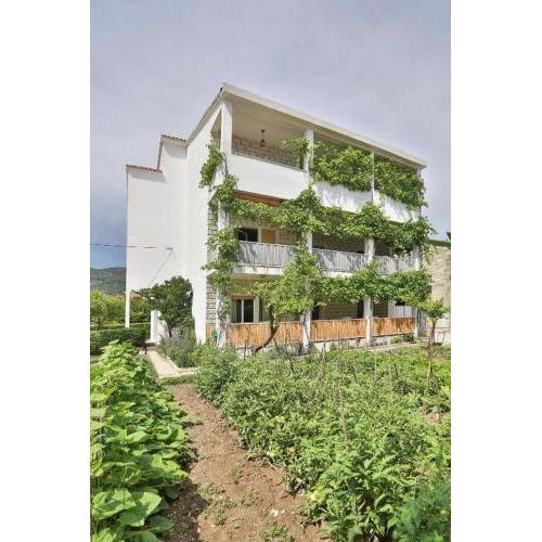 Apartments with a parking space Kastel Luksic, Kastela - 21073