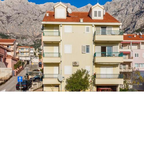 Apartments with a parking space Makarska - 18170