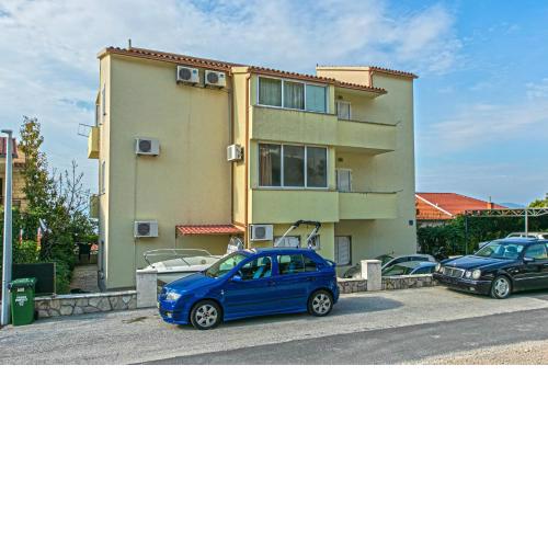 Apartments with a parking space Makarska - 19992