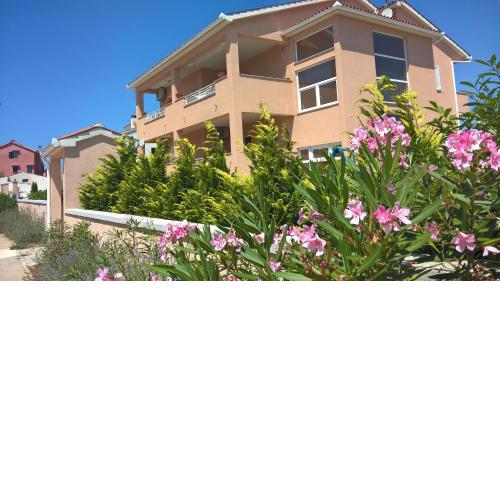 Apartments with a parking space Pula - 11288