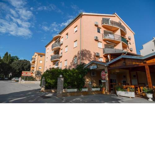 Apartments with a parking space Pula - 17827