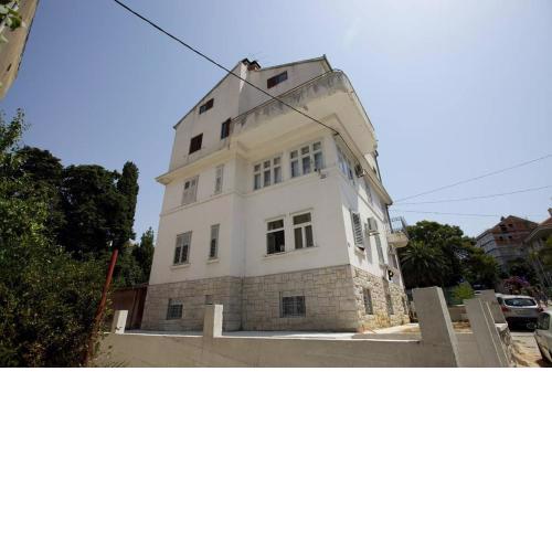 Apartments with a parking space Split - 15276