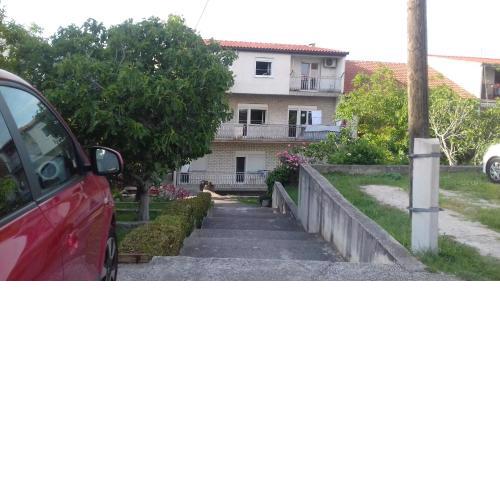 Apartments with a parking space Split - 18354