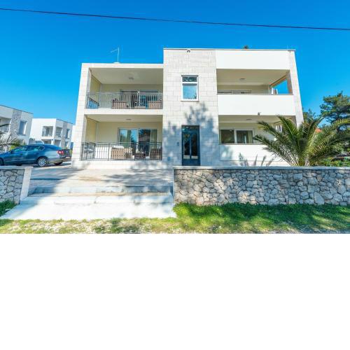 Apartments with a parking space Vir - 18539