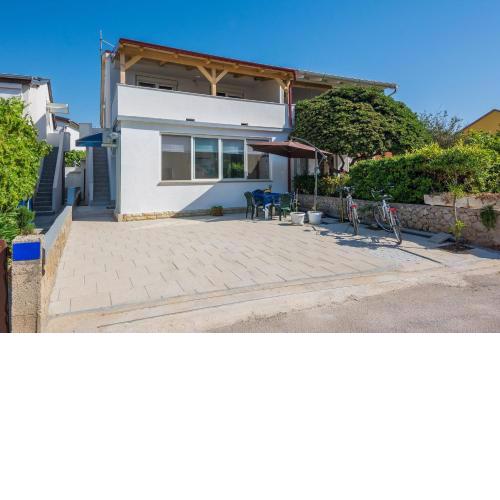 Apartments with a parking space Vir - 20200
