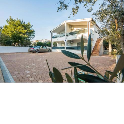 Apartments with a parking space Vir - 20799