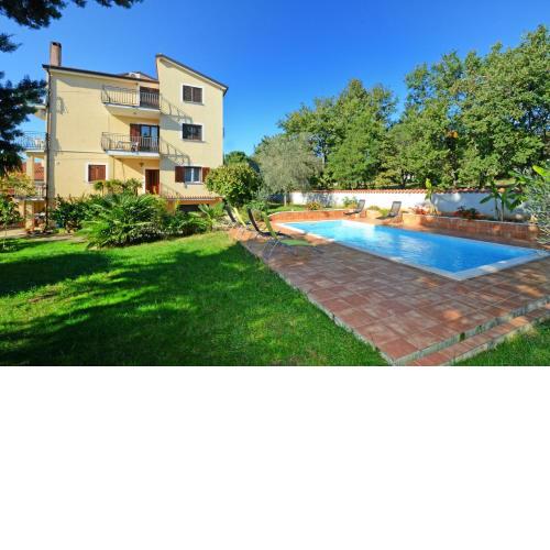 Apartments with pool Albina