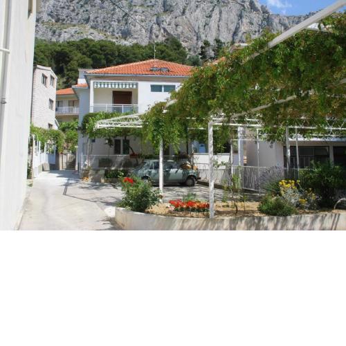 Apartments Zdravko-150m from beach