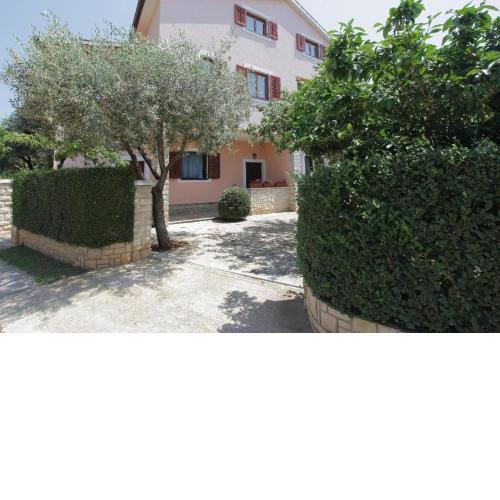 Appartement mit großer Terrasse und direkten Zugang zum Garten
