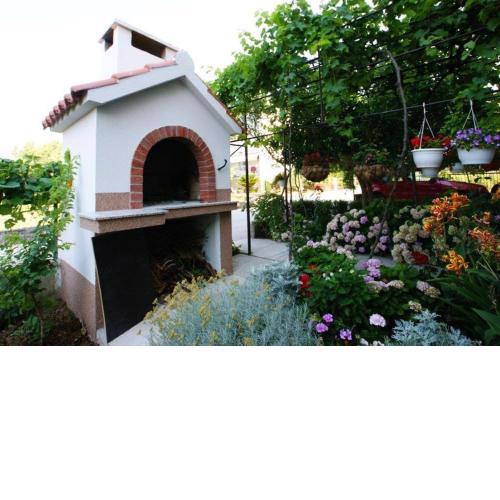 Apts Milica - parking and garden