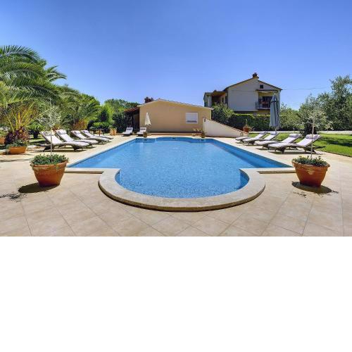 Attraktive Ferienwohnung mit großem Pool, Klimaanlage, WLAN, BBQ und nur 700 Meter bis zum Sandstrand