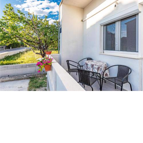 Awesome apartment in Kastel Luksic with WiFi