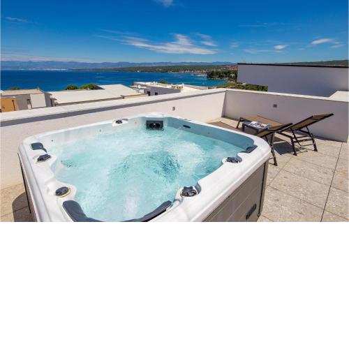Awesome apartment in Malinska with Jacuzzi, WiFi and 3 Bedrooms