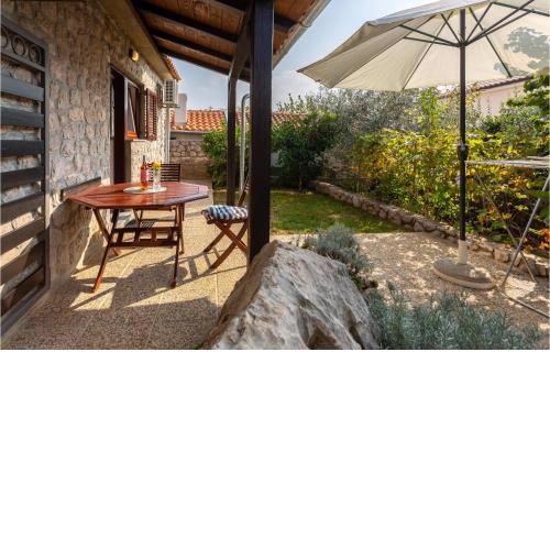 Awesome apartment in Omisalj with WiFi