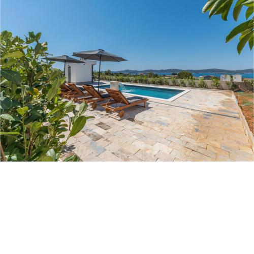 Awesome apartment in Sveti Filip i Jakov with Outdoor swimming pool, WiFi and 2 Bedrooms