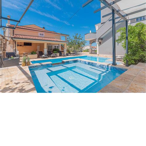 Awesome Home In Brodarica With 5 Bedrooms, Wifi And Sauna