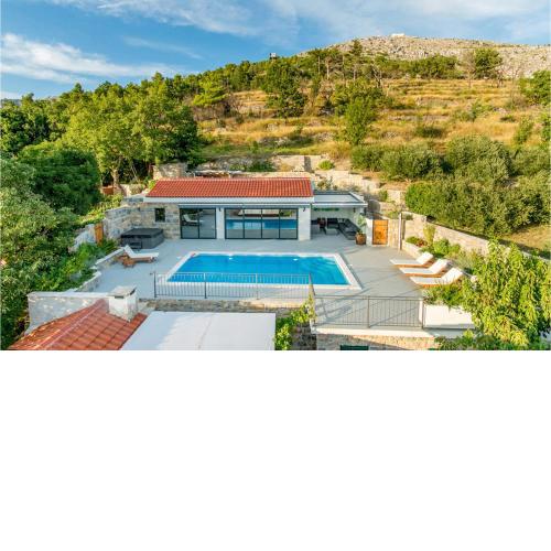 Awesome Home In Donje Sitno With Jacuzzi, Outdoor Swimming Pool And Heated Swimming Pool