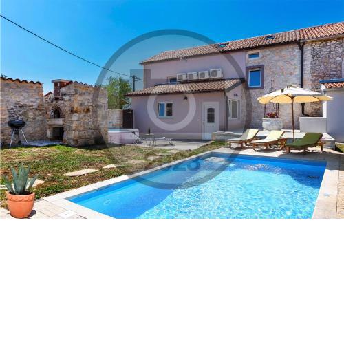 Awesome home in Duga Uvala with 4 Bedrooms, Jacuzzi and WiFi