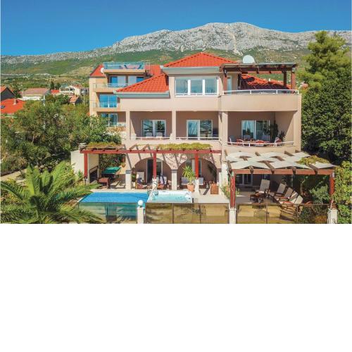 Awesome Home In Kastel Gomilica With Jacuzzi, Sauna And Heated Swimming Pool