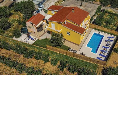 Awesome Home In Kastel Luksic With Wifi, 4 Bedrooms And Heated Swimming Pool