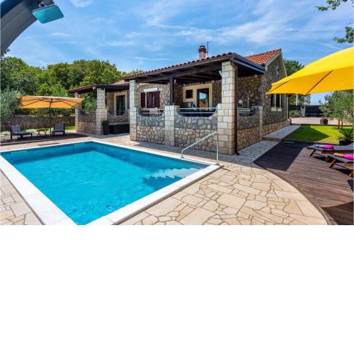 Awesome Home In Lakmartin With Wifi, Private Swimming Pool And Outdoor Swimming Pool