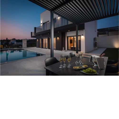 Awesome Home In Lun With 4 Bedrooms, Jacuzzi And Heated Swimming Pool
