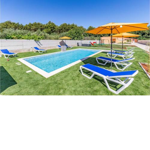 Awesome Home In Medulin With 6 Bedrooms, Private Swimming Pool And Outdoor Swimming Pool