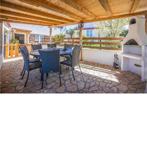 Awesome home in Novi Vinodolski with 2 Bedrooms and WiFi