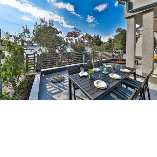Awesome home in Okrug Gornji with WiFi and 2 Bedrooms