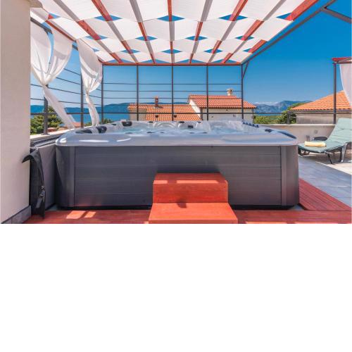 Awesome Home In Pinezici With 4 Bedrooms, Outdoor Swimming Pool And Heated Swimming Pool