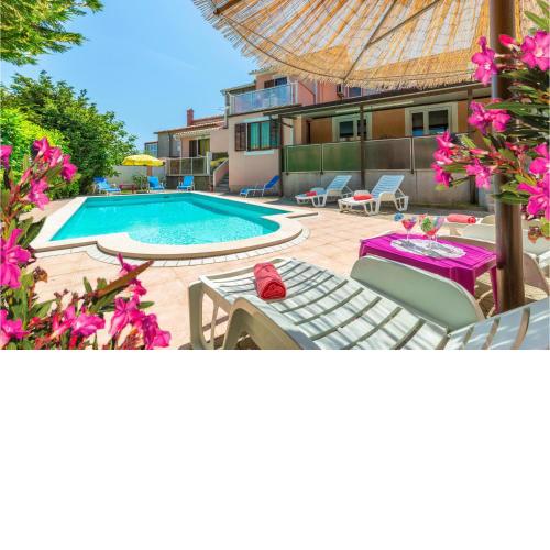 Awesome home in Pula with Jacuzzi, WiFi and Outdoor swimming pool