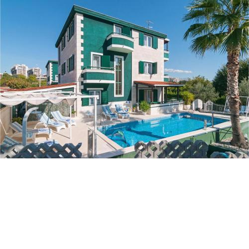 Awesome Home In Split With 7 Bedrooms, Sauna And Wifi