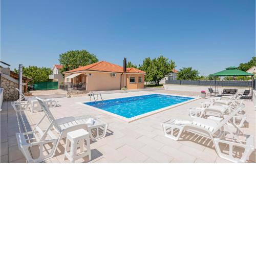 Awesome home in Vinjani donji with 3 Bedrooms