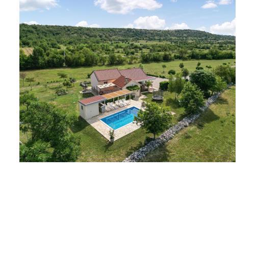Awesome Home In Vojnic Sinjski With 3 Bedrooms, Jacuzzi And Wifi