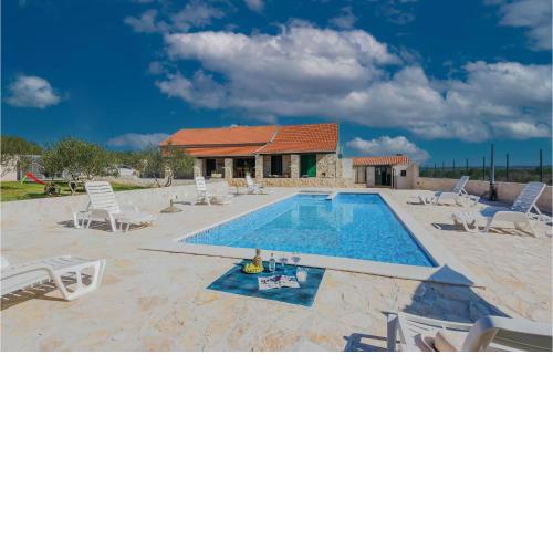 Awesome home in Zadar with Outdoor swimming pool, WiFi and 3 Bedrooms